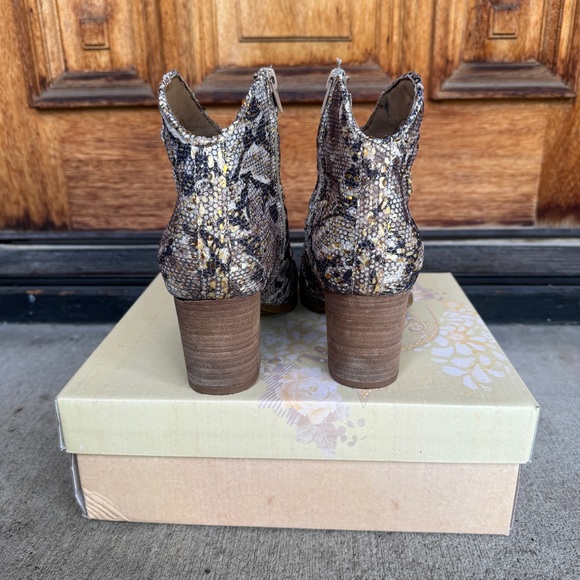 Very G sprinkle snake print boot - Picture 3 of 6